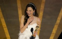 Pidato Lengkap Michelle Yeoh Setelah Cetak Sejarah di Oscar, Perempuan Asia Pertama Pemenang Artis Terbaik
