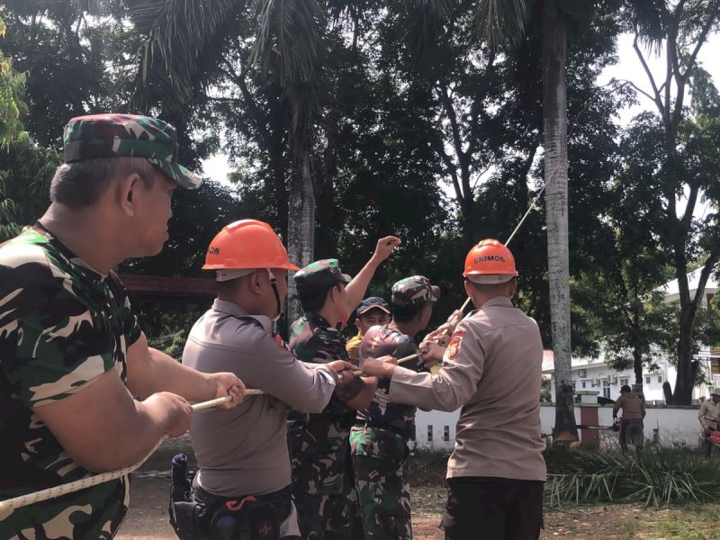 Brimob Bone Dan Koramil Barebbo Sinergi Pangkas Pohon Membahayakan di Kantor Camat Barebbo 