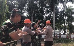 Brimob Bone Dan Koramil Barebbo Sinergi Pangkas Pohon Membahayakan di Kantor Camat Barebbo 