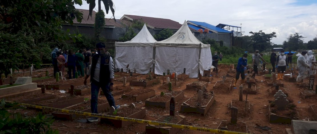 Polisi melakukan ekshumasi atau membongkar makam AA, remaja yang tewas diduga akibat mengkonsumsi miras oplosan di Makassar.