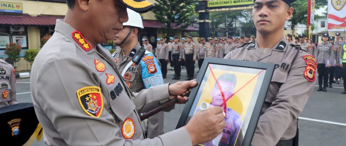 Upacara PTDH itu terhadap Baso Amir dipimpin oleh Kombes Pol Budhi Haryanto di Mapolrestabes Makassar, Rabu 15 Maret 2023. Upacara PTDH itu terhadap Baso Amir dipimpin oleh Kombes Pol Budhi Haryanto di Mapolrestabes Makassar, Rabu 15 Maret 2023.