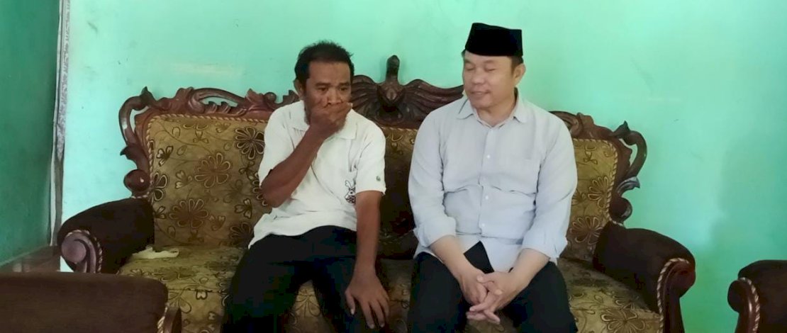 Ketua DPRD Luwu Timur, Aripin menjenguk Usman Muhammad di kediamannya.
