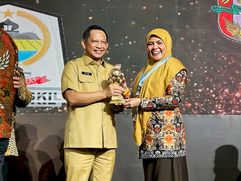 Wabup Maros Suhartina Menerima Langsung UHC Award yang Diserahkan oleh Mendagri