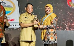 Wabup Maros Suhartina Menerima Langsung UHC Award yang Diserahkan oleh Mendagri
