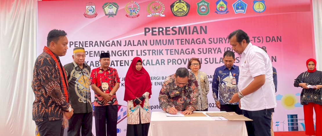 Peresmian Penerangan Jalan Umum Tenaga Surya (PJUTS) dan Pembangkit Listrik Tenaga Surya (PLTS), di Kabupaten Takalar, Kamis, 16 Maret 2023.
