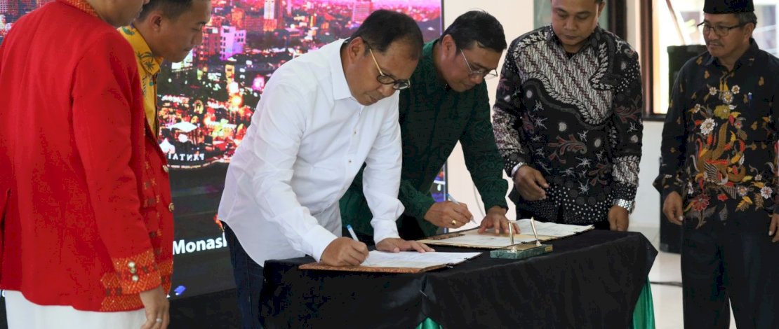 Danny Pomanto menandatangani MoU dengan UKI Toraja.