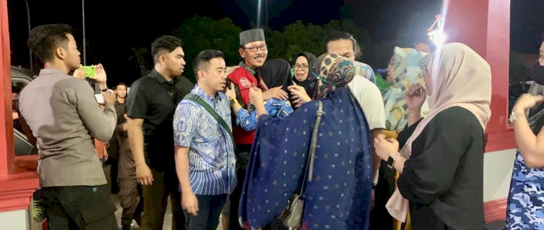 Direktur PDAM Bone, Andi Sofyan Galigo, bersama 12 tersangka lainnya saat akan dibawa ke Lapas Watampone atas kasus jual beli ijazah palsu.