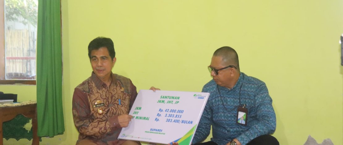 Wabup Saiful Arif menyerahkan Santunan JKM BPJS Ketenagakerjaan kepada ahli waris Supardi (Alm) pegawai Perusahaan Daerah Air Minum (PDAM) Kepulauan Selayar, di Desa Parak, Kamis, 16 Maret 2023. Wabup Saiful Arif menyerahkan Santunan JKM BPJS Ketenagakerjaan kepada ahli waris Supardi (Alm) pegawai Perusahaan Daerah Air Minum (PDAM) Kepulauan Selayar, di Desa Parak, Kamis, 16 Maret 2023.