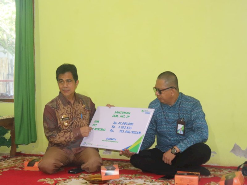 Wabup Saiful Arif Serahkan Santunan JKM BPJS Ketenagakerjaan untuk Ahli Waris Pegawai PDAM