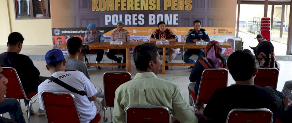 Kasat Reskrim Polres Bone AKP Bobby Rachman, saat menggelar Konferensi pers di Aula Polres Bone, Jumat, 17 Maret 2023, didampingi Kasubsi Humas Iptu Rayendra dan Kasi Propam Iptu Ahyar.