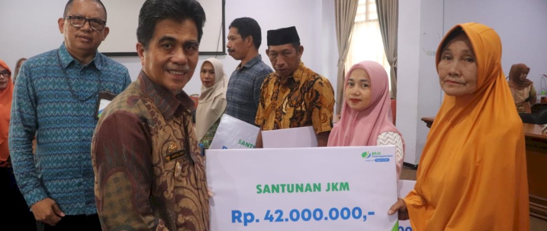 BPJS Ketenagakerjaan kembali menyerahan santunan Jaminan Kematian (JKM) kepada lima ahli waris sebagai penerima manfaat jaminan sosial ketenagakerjaan. BPJS Ketenagakerjaan kembali menyerahan santunan Jaminan Kematian (JKM) kepada lima ahli waris sebagai penerima manfaat jaminan sosial ketenagakerjaan.
