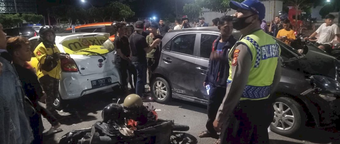 Kecelakaan beruntun yang melibatkan lima pengendara terjadi di Makassar, Sulawesi Selatan.