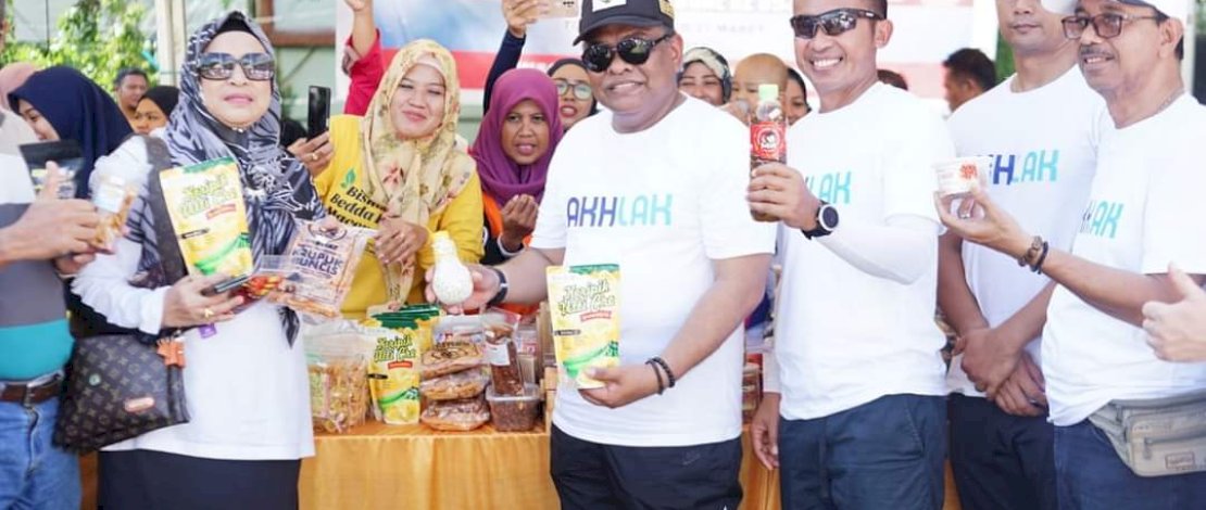 Pemerintah Kabupaten Bone menggelar pasar murah di Lapangan Merdeka Watampone, Minggu 19 Maret 2023. Pemerintah Kabupaten Bone menggelar pasar murah di Lapangan Merdeka Watampone, Minggu 19 Maret 2023.