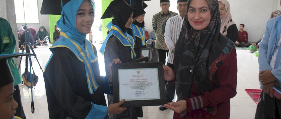 Santri dan santriwati Taman Pendidikan Al-Qur'an se- Kecamatan Baebunta dan Baebunta Selatan mengikuti wisuda serentak, di Masjid Pondok Pesantren Baburahma Baebunta, Sabtu, 18 Maret 2023.