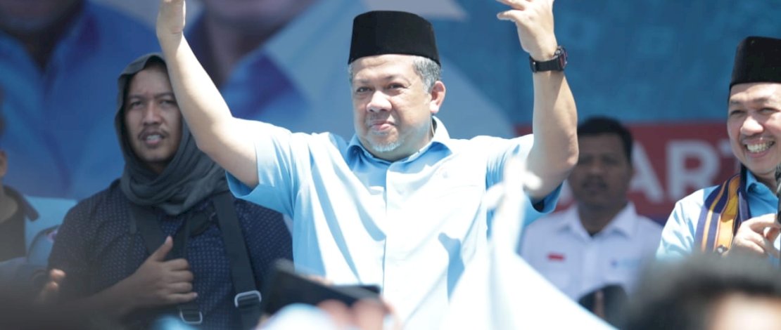 Fahri Hamzah saat menyampaikan orasinya, di sela-sela Rapat Koordinasi Partai Gelora Indonesia, di Lapangan Tugu Selong, Lombok Timur, NTB, Minggu, 19 Maret 2023.