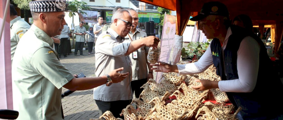 Kementan menggelar Bazar Tani Ramadhan mulai tanggal 20 Maret hingga 13 April 2023. Kementan menggelar Bazar Tani Ramadhan mulai tanggal 20 Maret hingga 13 April 2023.