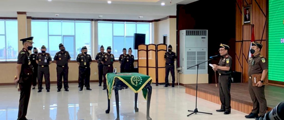 Pelantikan dan pengambilan sumpah jabatan Kajari Bone dilakukan oleh Kepala Kejaksaan Tinggi (Kajati) Sulsel, Leonard Eben Ezer Simanjuntak SH MH, di Aula Kantor Kejati Sulsel, Makassar, Senin, 20 Maret 2023.