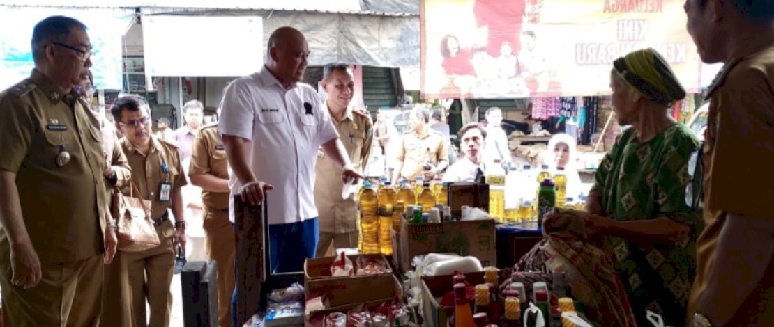 Pemkot Parepare bersama KPPU melakukan pemantauan langsung terkait harga dan ketersediaan bahan pokok jelang Ramadhan, di Pasar Lakessi, Senin, 20 Maret 2023. Pemkot Parepare bersama KPPU melakukan pemantauan langsung terkait harga dan ketersediaan bahan pokok jelang Ramadhan, di Pasar Lakessi, Senin, 20 Maret 2023.