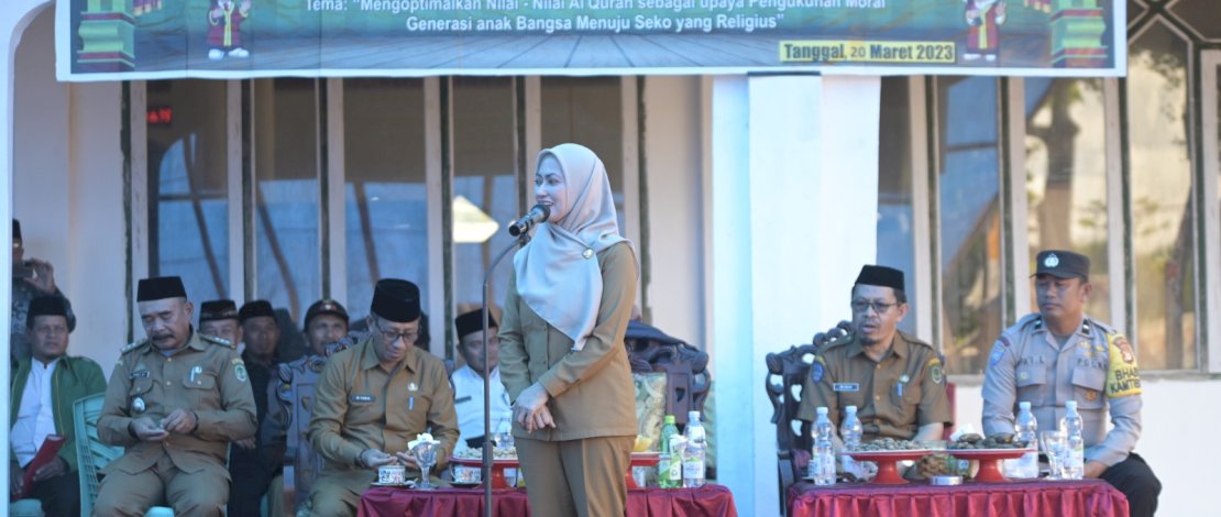 Bupati Luwu Utara, Indah Putri Indriani, menghadiri wisuda 109 santri TPA/TPQ se Kecamatan Seko, di halaman Masjid Nurul Yakin Desa Padang Balua, Kecamatan Seko, Senin, 20 Maret 2023.