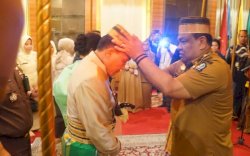 Berkunjung ke Bone, Kajati Sulsel Diberi Gelar Adat La Makkatutu Daeng Mamase