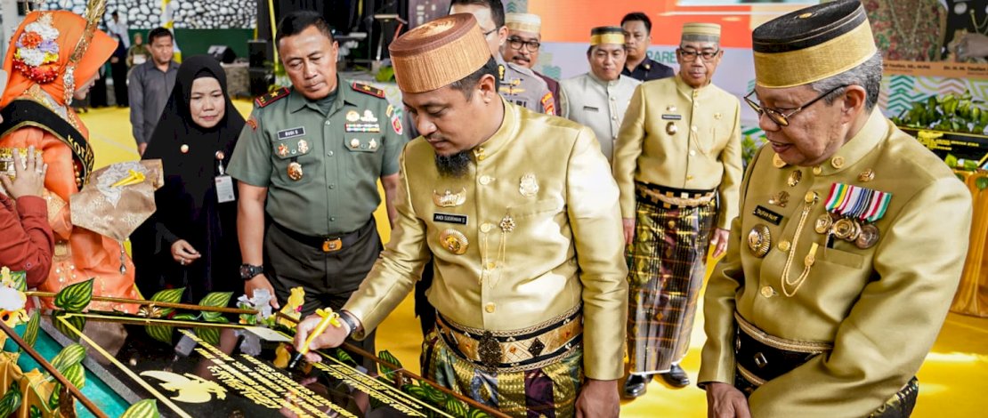 Peresmian jembatan kembar Parepare yang ditandai dengan penandatanganan prasasti oleh Gubernur Sulsel, Andi Sudirman Sulaiman.