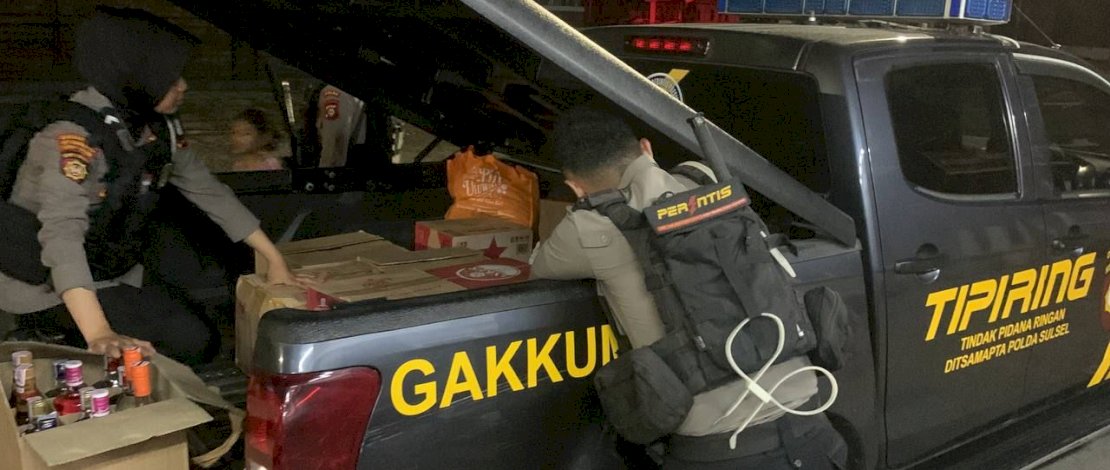 Penggerebekan diketahui dilakukan di sebuah toko penjualan miras ilegal, Jalan Gunung Batu Putih, Makassar, Senin 20 Maret 2023 sekira pukul 21.00 WITA. Penggerebekan diketahui dilakukan di sebuah toko penjualan miras ilegal, Jalan Gunung Batu Putih, Makassar, Senin 20 Maret 2023 sekira pukul 21.00 WITA.