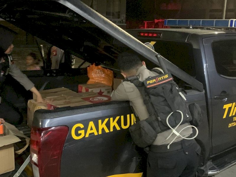 Detik-detik Penjual Miras Bentak Polisi saat Digerebek
