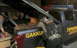 Detik-detik Penjual Miras Bentak Polisi saat Digerebek