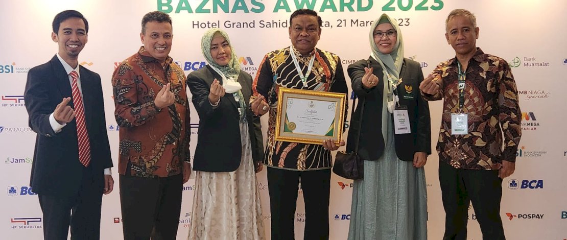 Bupati Bone, Fahsar Mahdin Padjalangi, menerima penghargaan Baznas Award 2023 kategori Pendukung Utama Pengelolaan Zakat. Bupati Bone, Fahsar Mahdin Padjalangi, menerima penghargaan Baznas Award 2023 kategori Pendukung Utama Pengelolaan Zakat.