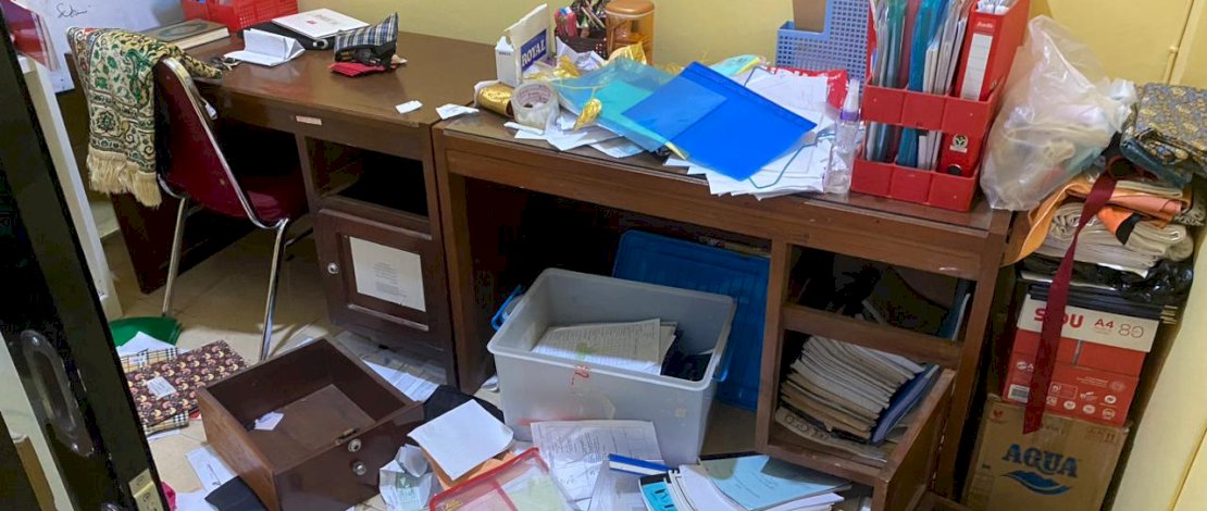 Pelaku mengacak-acak seisi ruangan Tata Usaha (TU) SMKN 8 Makassar dan mengambil uang yang ada di dalam lemari sekolah.
Pelaku mengacak-acak seisi ruangan Tata Usaha (TU) SMKN 8 Makassar dan mengambil uang yang ada di dalam lemari sekolah.