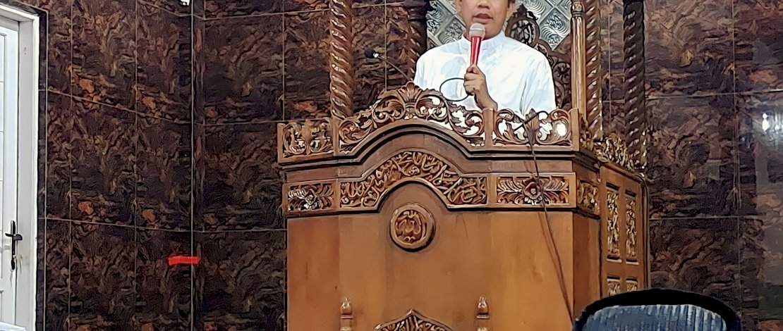 Ketua DPRD Kota Makassar, Rudianto Lallo melaksanakan salat tarawih pertama, Ramadan 1444 H di kampung halamannya Masjid Nurul Anshar, Kelurahan Lakkang, Kota Makassar, Rabu (22/3/2023).