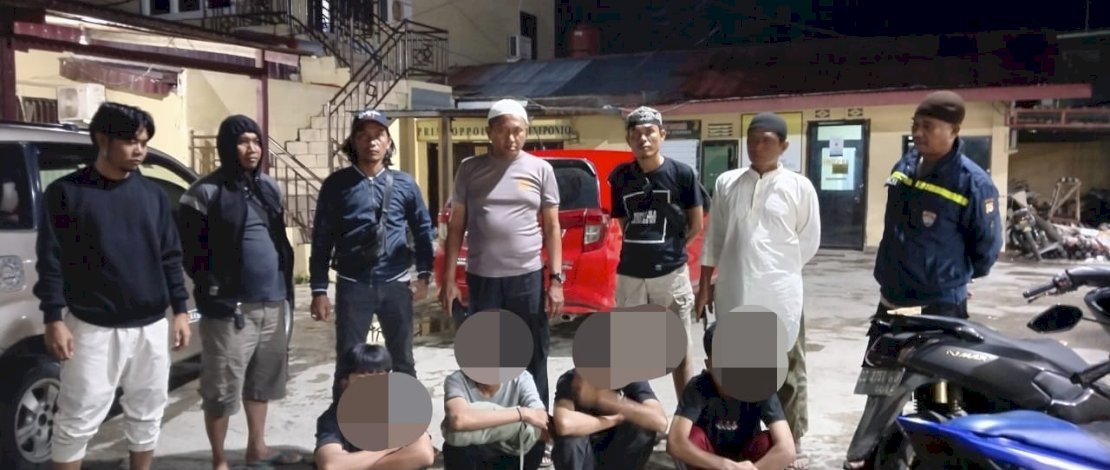 Polisi mengamankan empat orang pemuda bersama dengan barang bukti anak panah (busur) dan lainnya.