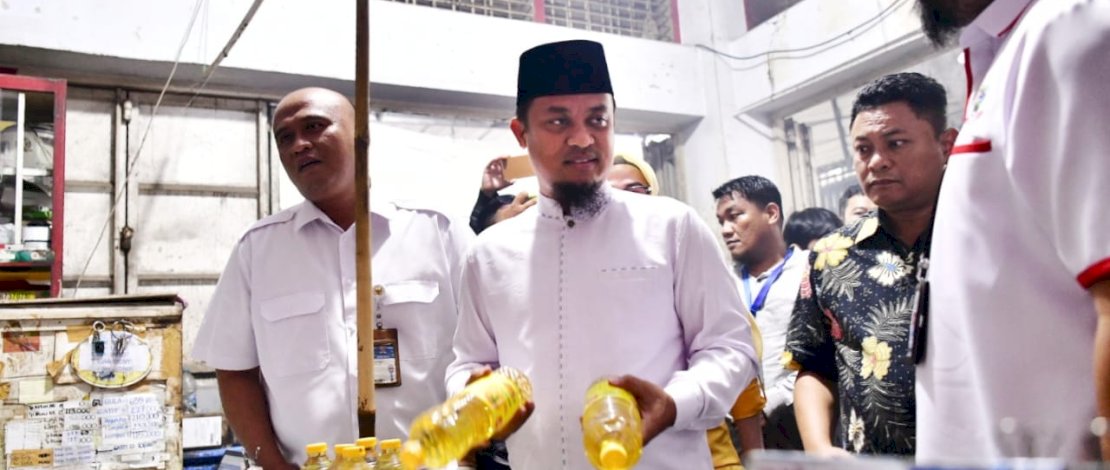 Gubernur Sulawesi Selatan, Andi Sudirman Sulaiman, melakukan pemantauan harga dan ketersediaan stok bahan pokok di Pasar Terong Makassar, Jum'at, 24 Maret 2023.
Gubernur Sulawesi Selatan, Andi Sudirman Sulaiman, melakukan pemantauan harga dan ketersediaan stok bahan pokok di Pasar Terong Makassar, Jum'at, 24 Maret 2023.