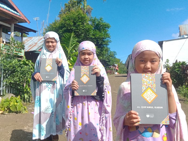 Rumah Zakat Salurkan Paket Iftar dan Al Qur'an dari Donatur