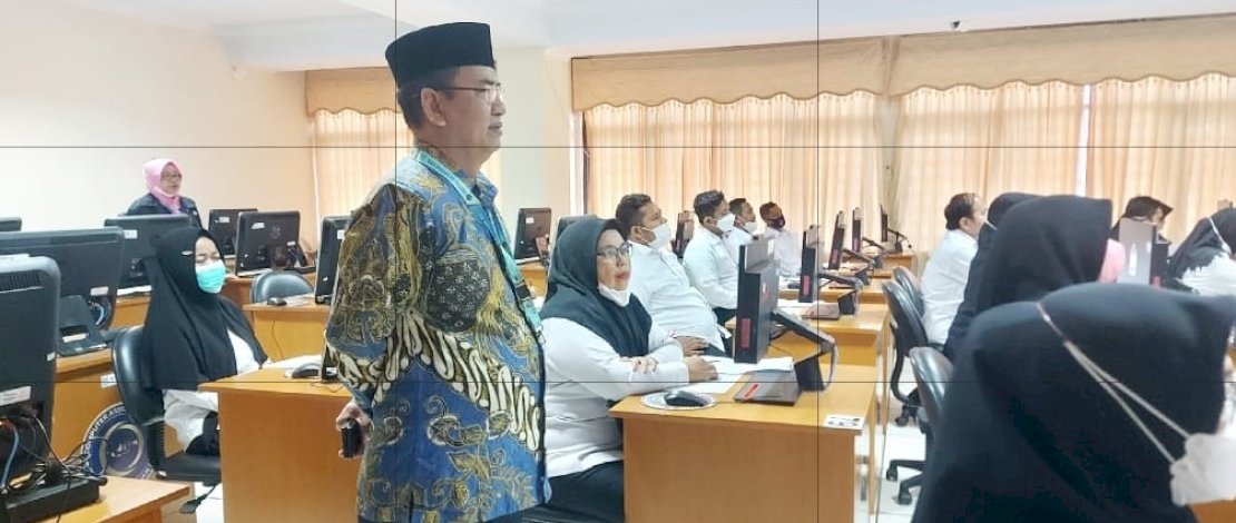 Kepala Kanwil Kemenag Sulsel, Khaeroni, hadir memantau langsung pelaksanaan CAT hari pertama ini, Minggu, 26 Maret 2023. Kepala Kanwil Kemenag Sulsel, Khaeroni, hadir memantau langsung pelaksanaan CAT hari pertama ini, Minggu, 26 Maret 2023.