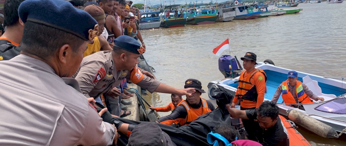 Upaya pencarian korban hanyut akibat mobil terperosok ke muara Sungai Tangka, Kabupaten Sinjai. Upaya pencarian korban hanyut akibat mobil terperosok ke muara Sungai Tangka, Kabupaten Sinjai.