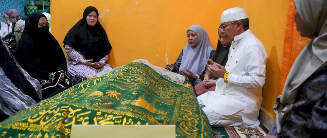Wali Kota Parepare, Taufan Pawe melepas jenazah kakak kandungnya, Megawati Pawe, di rumah duka, Jalan Sapta Marga, Perumahan Pantai Indah Soreang, Parepare, Minggu, 26 Maret 2023.