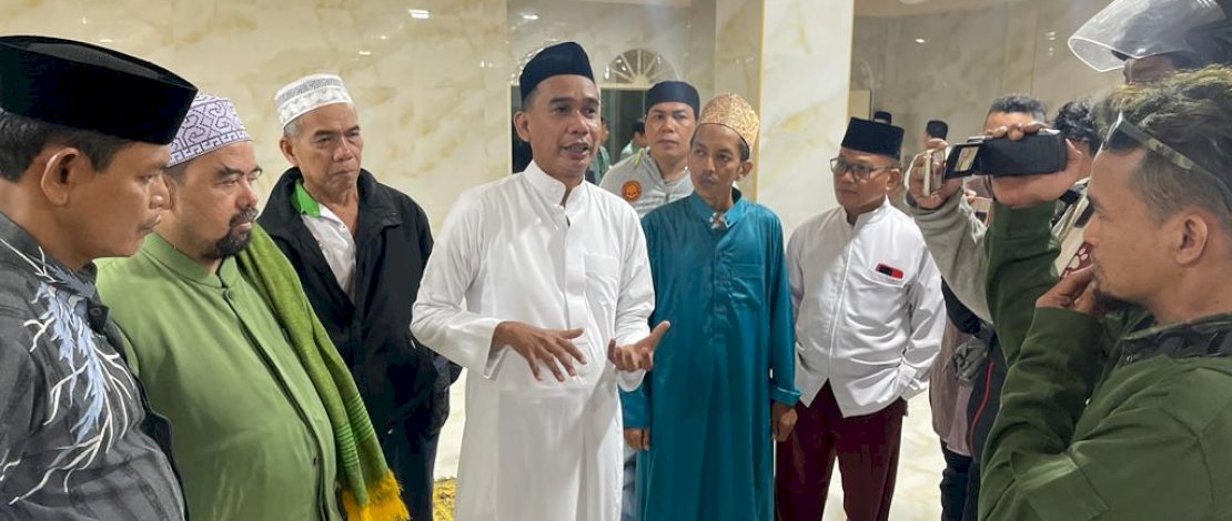 Ketua DPRD Makassar Rudianto Lallo bersama Sekretaris MUI Makassar KH Maskur mengunjungi Masjid Ittifaqul Jamaah yang kubahnya roboh sesaat hendak tarawih.