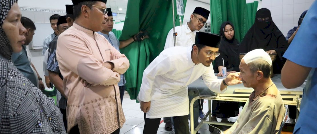 Wali Kota Makassar Moh Ramdhan Pomanto langsung mengunjungi korban di RSAL Jala Ammari usai melaksanakan Salat Isya di kediaman pribadinya.
