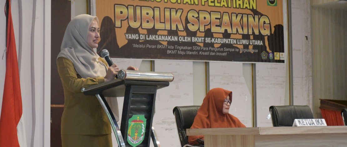 Bupati Luwu Utara Indah Putri Indriani saat menutup pelatihan public speaking di Aula Lagaligo Kantor Bupati Luwu Utara, Senin, 27 Maret 2023.