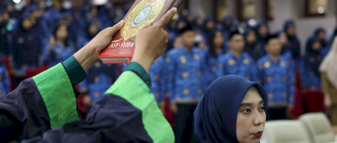 Pengambilan Sumpah/Janji PNS Lingkup Pemerintah Kota Makassar Tahun 2023 Dirangkaikan Penyerahan SK PNS Formasi 2021 di Balaikota, Senin, 27 Maret 2023.
