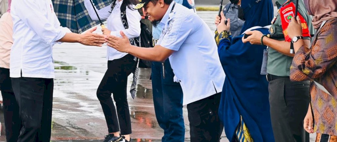 Presiden Jokowi dan rombongan tiba di Pangkalan TNI AU Sultan Hasanuddin, Kabupaten Maros. Presiden Jokowi dan rombongan tiba di Pangkalan TNI AU Sultan Hasanuddin, Kabupaten Maros.