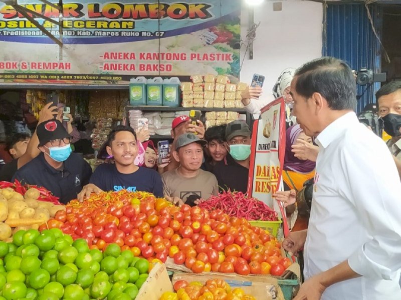 Ketika Presiden Jokowi Beli 2 Kg Cabai di Maros