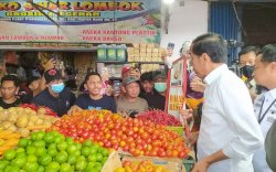 Ketika Presiden Jokowi Beli 2 Kg Cabai di Maros
