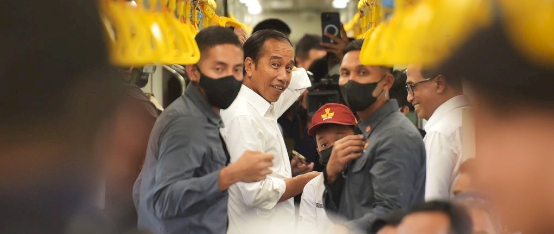 Presiden Jokowi menaiki kereta dari Depo Kereta Api Maros menuju Stasiun Rammang-Rammang, Maros, Sulawesi Selatan. Presiden Jokowi menaiki kereta dari Depo Kereta Api Maros menuju Stasiun Rammang-Rammang, Maros, Sulawesi Selatan.