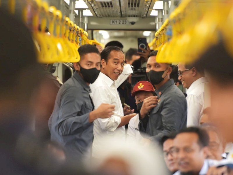 Presiden Jokowi Jajal Kereta dari Depo Maros ke Rammang-rammang