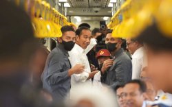 Presiden Jokowi Jajal Kereta dari Depo Maros ke Rammang-rammang