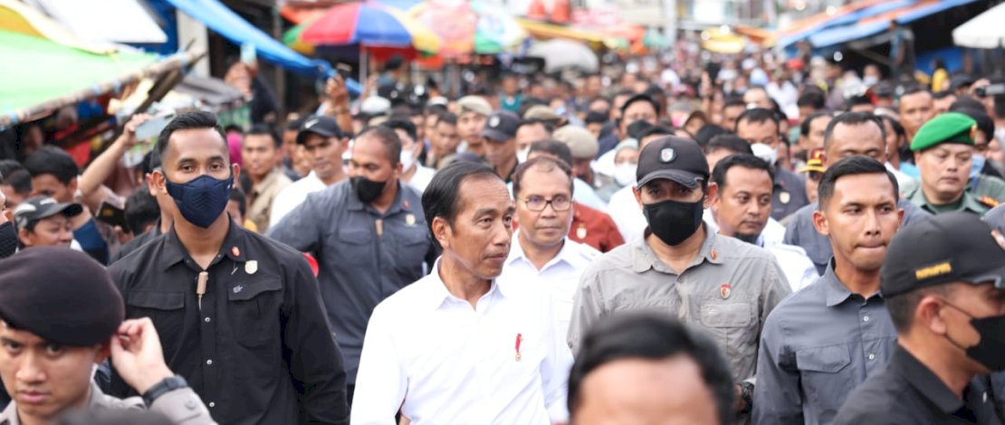 Ratusan pedagang bersama Wali Kota Makassar Moh Ramdhan "Danny" Pomanto menyambut hangat kedatangan Presiden RI Joko Widodo, di Pasar Terong, Makassar, Rabu, 29 Maret 2023. Ratusan pedagang bersama Wali Kota Makassar Moh Ramdhan "Danny" Pomanto menyambut hangat kedatangan Presiden RI Joko Widodo, di Pasar Terong, Makassar, Rabu, 29 Maret 2023.