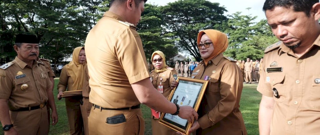Awali Tahun Dengan Prestasi, Adnan Serahkan Penghargaan Kepada 34 Kepala Desa di Gowa