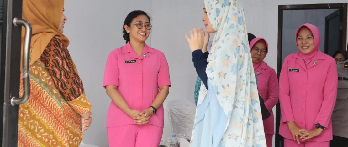 Kunjungi Posyandu Kemala Bhayangkari, Priska Adnan Serahkan Alat Antropometri